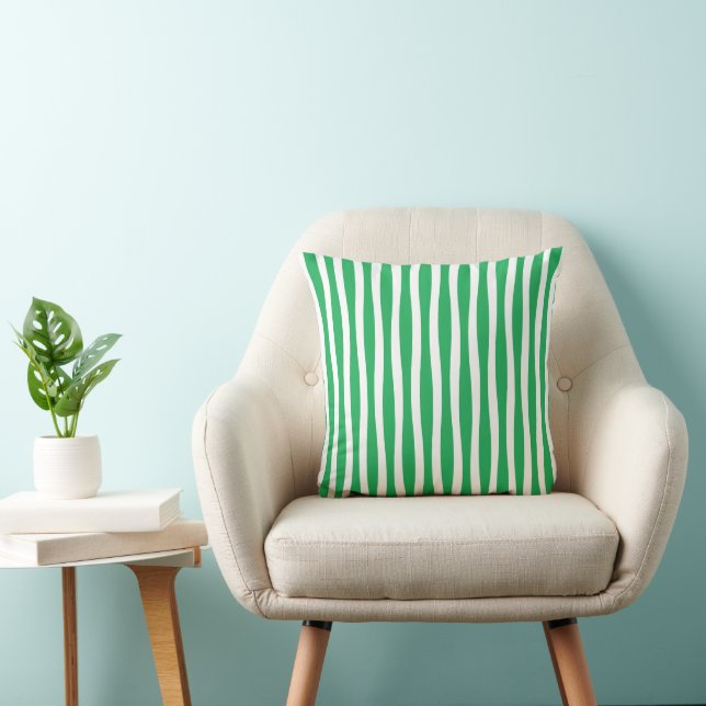 Green and White Wavy Stripe Throw Pillow Kudde (Stol)
