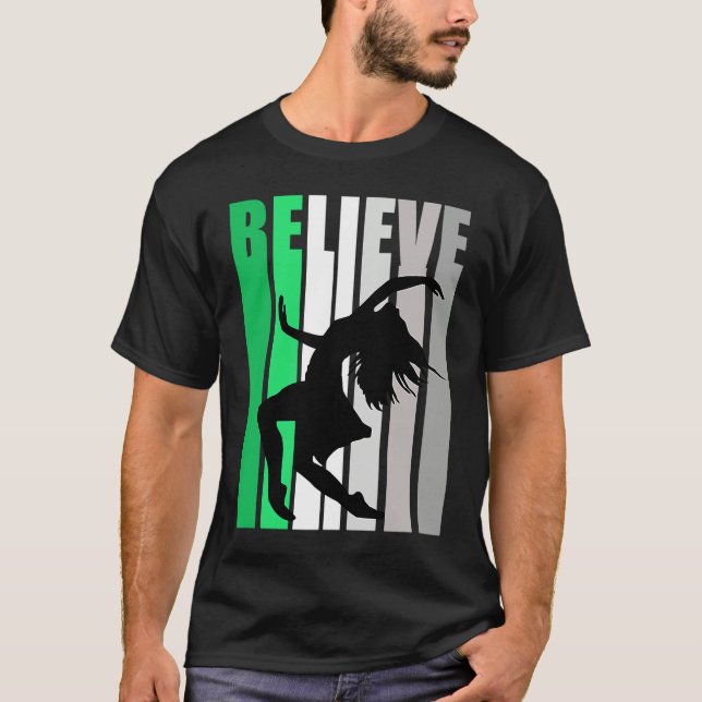 Green Believe Motivating Girls Dance Retro Graphic T Shirt (Framsida)