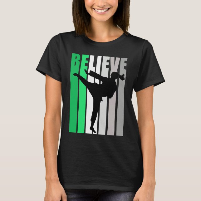 Green Believe Motivating Girls Karate Retro Graphi T Shirt (Framsida)