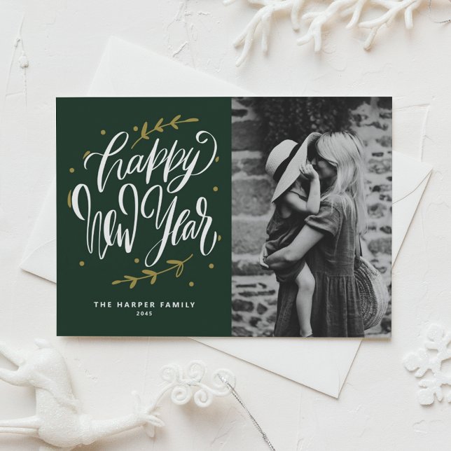 Green Calligraphy and Wreath New Year Photo Julkort (Customizable green photo Happy New Year card featuring modern calligraphy and wreath.)