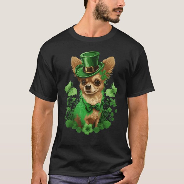 Green Chihuahua shamrock on St Patricks Day Chihua T Shirt (Framsida)