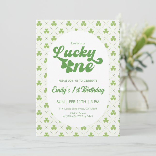 Green Clover Lucky One First Birthday Inbjudningar (Stående Fram)