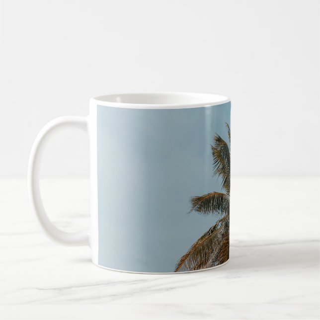 Green coconut tree under blue sky kaffemugg (Vänster)