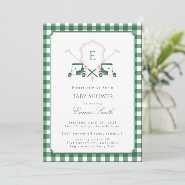 Green Gingham Crest Monogram Golf Baby Shower Inbjudningar (Stående Fram)