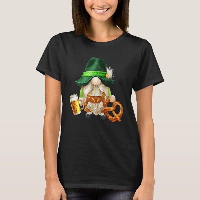 Green Gnome Holding Irish Beer And Shamrock St Pat T Shirt (Framsida)