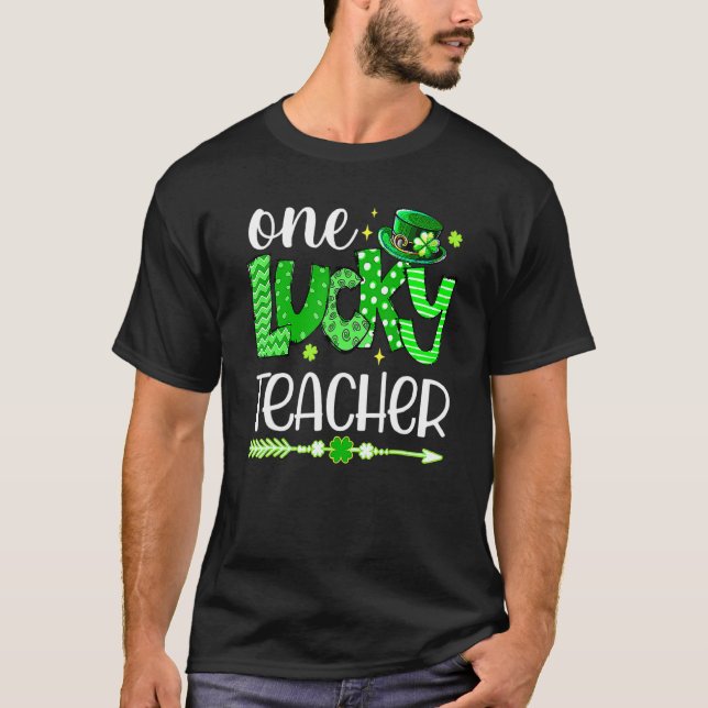 Green Leopard Shamrock One Lucky Teacher St Patric T Shirt (Framsida)