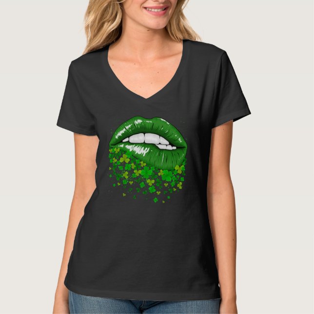 Green Lips Shamrock Leaves Saint Patrick's Day Gir T Shirt (Framsida)