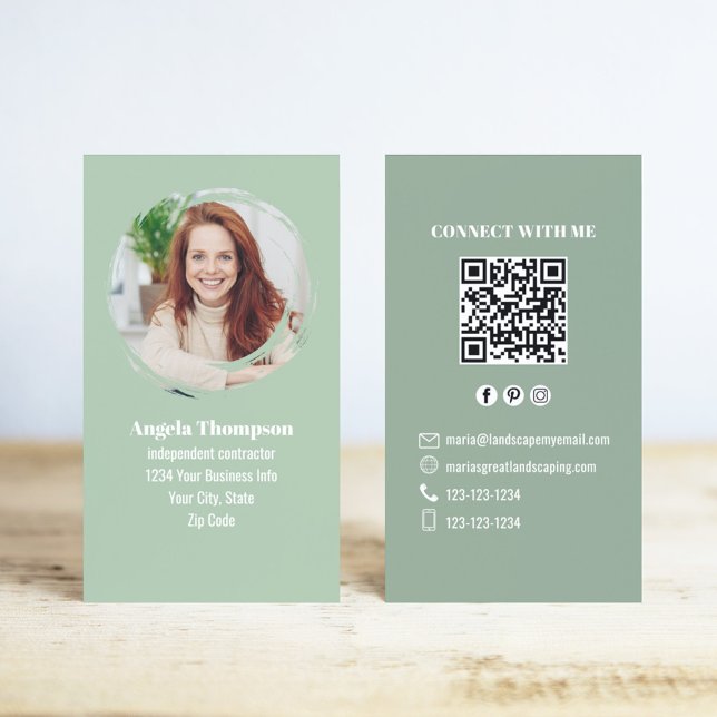 Green Photo QR Code Connect with Me Business Visitkort (Green photo business card with QR code template.)