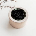 Greenery Black och Guld Tack Wedding Favor Runt Klistermärke<br><div class="desc">Gå in i en värld av förtjusning med vår gröna svarta, och guld tackar dig för ditt bröllop, ett klassiskt runt klistermärke, perfekt för din botaniska vår boho bröllop. Den här bröllopsdekalen, exudes elegance och modern stollig är adsorberad med grönt-eukalyptus och guld-accenter. Föreställ er att vi kör igenom en magisk...</div>