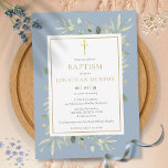 Greenery Blommigt Dusty Blue Boy Baptism Inbjudningar<br><div class="desc">Den här snyggtens baptism är känslig för vattenfärgsmörjning med crucifixen elegant guld | Jurillningsinbjudan kan vara personlig med dina speciella uppgifter,  med en dammig blå bakgrund på motsatt sida. Designad av Thisisnotme©</div>