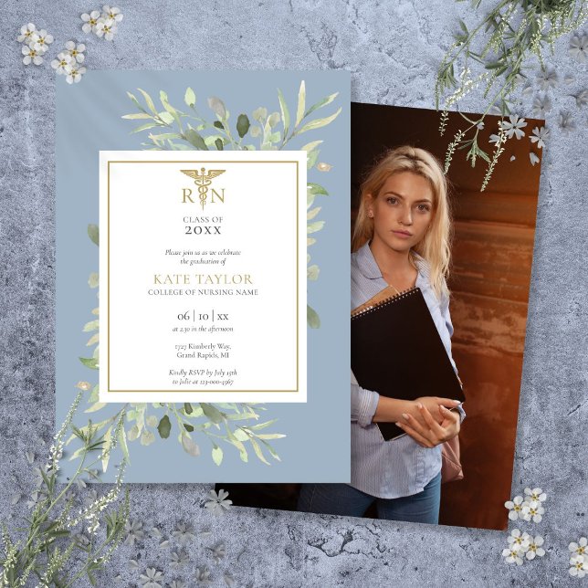 Greenery Dusty Blue RN Nursing Studenten Photo Inbjudningar (Greenery Dusty Blue RN Nursing Graduation Photo Invitation)