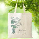 Greenery Eucalyptus Bridesmaid Tygkasse<br><div class="desc">Eleganten Bridesmaid Tote Bag dekoreras med vattenfärgseucalyptus löv i mjuka skuggor av grönt. Enkelt anpassade. Om du vill redigera ytterligare använda ändrar du teckensnittet, teckensnittet storlekt eller färg med Verktyg i Design. Eftersom vi skapar vår teckning kommer du inte att hitta just den här bilden från andra designers. Ursprunglig vattenfärg...</div>