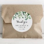 Greenery Eucalyptus Tack Wedding Favor Runt Klistermärke<br><div class="desc">Det här moderna kalligrafiet tackar dig för att bröllopet föredrar ett klassiskt runt klistermärke är perfekt för ett bröllop. Den enkla och elegant designen har skript av typen klassisk och finare i svartvitt. Gör etiketten egen genom att inkludera namn, händelsen (om tillämpligt) och datum. De här klistermärkena kan ge komplimanger...</div>