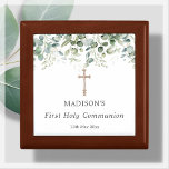 Greenery First Heliga Communion Rosary Gift Box Minnesask<br><div class="desc">Fira ditt barns första Heliga-gemenskap på ett meningsfullt sätt med vår personlig rosary box med grön eukalyptus och en guld-färgad-crucifix på en skarp vit bakgrund. Denna vackra och unika keepsaklåda är perfekten ställe som förvarar ditt barns rosary pärlor, och hjälper dem att värna om sin tro och sitt förhållande till...</div>