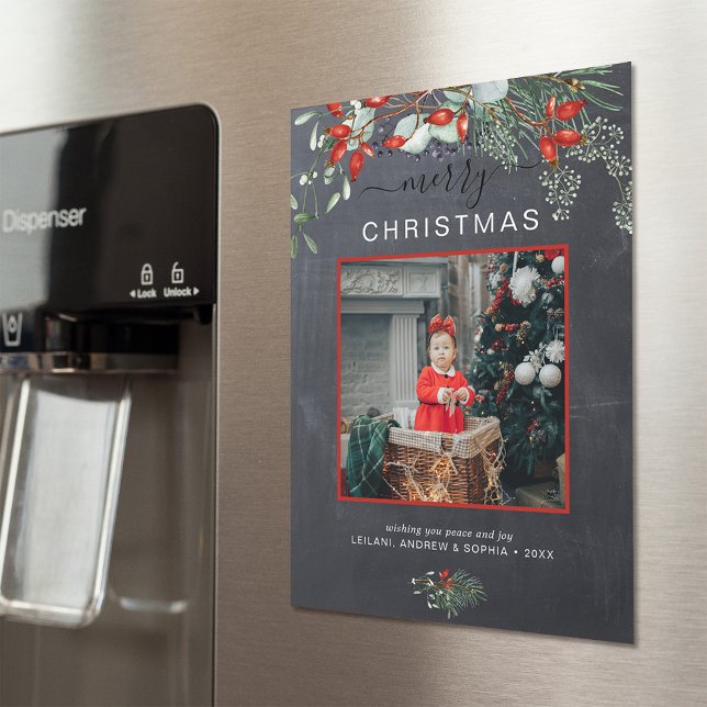 Greenery God jul Photo Chalkboard (You will love these beautiful Christmas cards! They feature botanical watercolor pine and berries.)