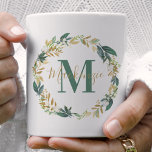 Greenery Guld Blommigt Wand Anpassningsbar Monogra Kaffemugg<br><div class="desc">Elegantens natur inspirerade anpassningsbar kaffedesign i mugg har en vacker vattenfärgad grön andedräkt med neutralt grönt,  guld och gräddblad och blommor i färgaden. Anpassa med anpassningsbar monogram namn och börja om. Gör en underbar gåva till dina brudtärnor och andra medlemmar i brudens sida.</div>