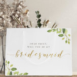 Greenery och Guld Bridesmaid Frieri Gift Bag<br><div class="desc">Anpassningsbar-designade "Kommer du att bli min Bridesmaid"-presentväska för brudesmaid frieri gåvor med guld-kalligrafi med vattenfärgsgrön design.</div>