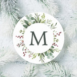Greenery Red Berries Helgdag Monogram Runt Klistermärke<br><div class="desc">Den här helgdag har färgade rödbär,  gräs grenar,  eukalyptus och grönt löv med monogram.</div>