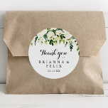 Greenery White Blommigt Tack Wedding Favor Runt Klistermärke<br><div class="desc">Den här gröna vita blommigten tackar dig för att bröllopet föredrar ett klassiskt runt klistermärke är perfekt för ett rustiskt bröllop. Konstruktionen har vattenfärgade vita peonier med elegant med gröntens löv. Gör etiketten egen genom att inkludera namn, händelsen (om tillämpligt) och datum. De här klistermärkena kan ge komplimanger till en...</div>