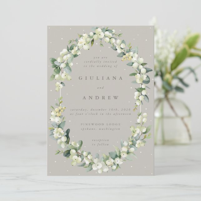 Greige/Taupe Snowberry+Eucalyptus Winter Wedding Inbjudningar (Stående Fram)