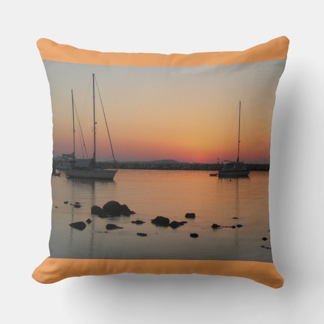 Grekiska båtar på Cyclades Sunset Dekorativ kudde (Framsida)