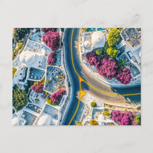 Grekiska bergsbygatan med Bougainvillea Helg Vykort (Framsida)