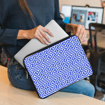 Grekiska Meander Nyckel Square H Mönster Blue Laptop Fodral<br><div class="desc">Elegant,  snyggt och sofistikerat grekiskt mönster i blått och vitt färg. Modern gåva och trendig,  perfekt för älskare i Medelhavsområdet i ert liv.</div>