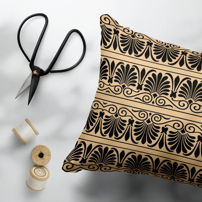 Grekiska Medelhavsområdet Arabesque Mönster Brown Prydnadskudde (Skapare uppladdad)