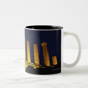 Grekiskt tempel på natten med gula och orangar Två-Tonad mugg