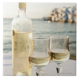 Grekland Cyclades öar, Mykonos, vin på bord Kakelplatta