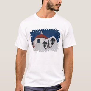Grekland, Mykonos, Kapell med röd kupol och T Shirt