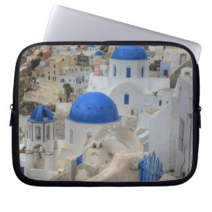 Grekland, Santorini. Kampanil och blå kupoler på 3 Laptop Sleeve