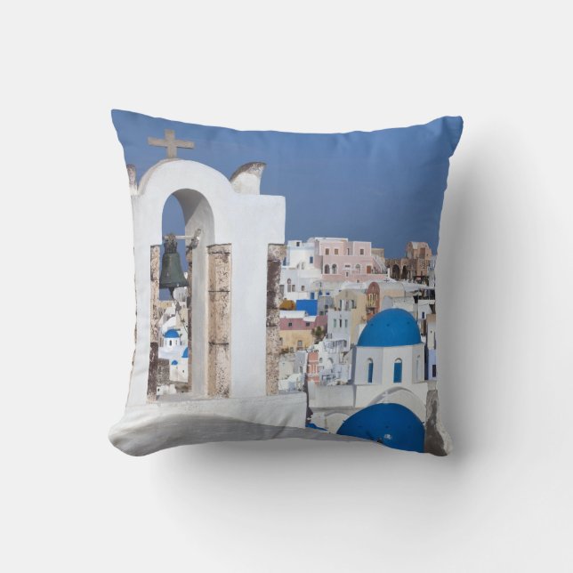 Grekland, Santorini. Klocktorn och blå kupoler av  Kudde (Framsida)