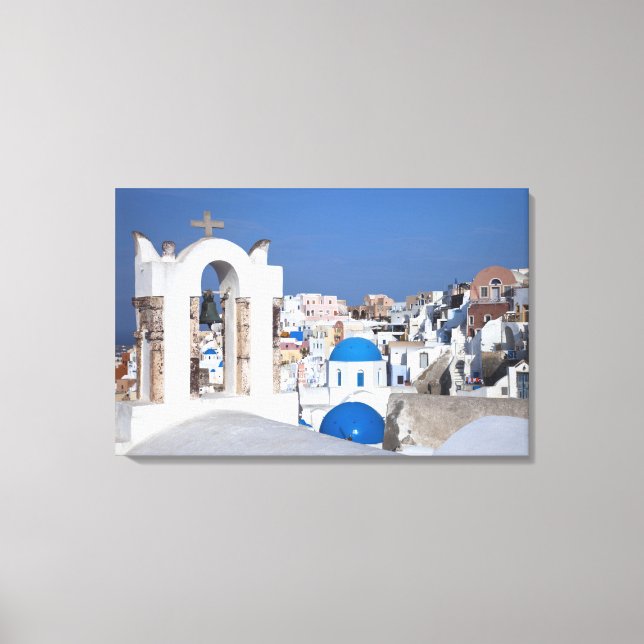 Grekland, Santorini. Klocktorn och blå kupoler på  Canvastryck (Framsida)