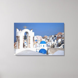 Grekland, Santorini. Klocktorn och blå kupoler på Canvastryck