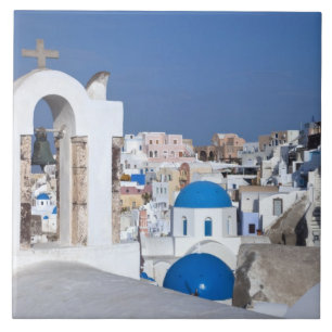 Grekland, Santorini. Klocktorn och blå kupoler på Kakelplatta