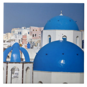 Grekland, Santorini. Klocktorn och blå kupoler på Kakelplatta