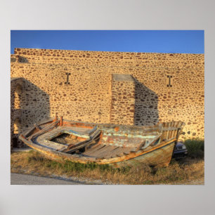 Grekland, Santorini, Oia. Gammal fiskebåt torr Poster