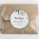 Grey Calligraphy Tack Wedding Favor Runt Klistermärke<br><div class="desc">Tack för den tropiska kalligrafin... ... ... ... ... ... ... ... ... ... ... är perfekt för ett modernt bröllop. Utformningen har främst tropiska löv av grönt. Gör etiketten egen genom att inkludera namn, händelsen (om tillämpligt) och datum. De här klistermärkena kan ge komplimanger till en bröllopsmottagning, möhippa eller...</div>