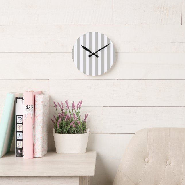 Grey & White Stripe Clock Rund Klocka (Läsesal)