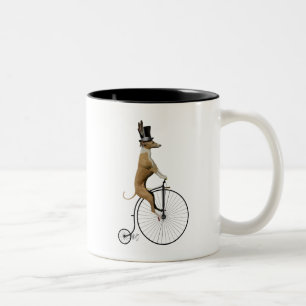 Greyhound på Black Penny Farthing Bike Två-Tonad Mugg