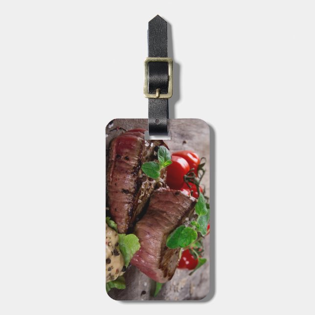 Grillade bbq-steaks med nya örter och tomater bagagebricka (Vertikal Framsida)
