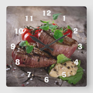 Grillade bbq-steaks med nya örter och tomater fyrkantig klocka