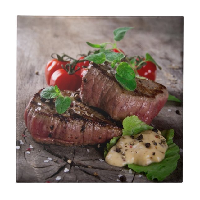 Grillade bbq-steaks med nya örter och tomater kakelplatta (Framsidan)