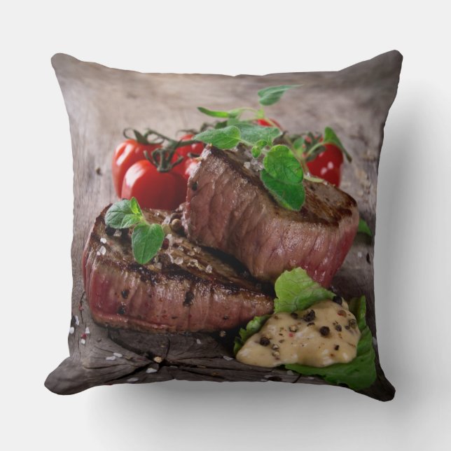 Grillade bbq-steaks med nya örter och tomater kudde (Framsida)