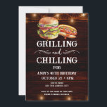 Grillning och kylning BQ 40:e födelsedagsinbjudan Inbjudningar<br><div class="desc">Grillning och nedkylning av födelsedagsinbjudningar. Enkel att anpassa. All text är justerbar och lätt att ändra för dina egna behov i party. String ljus rustik bakgrund inslag. Roligt Chalkboard snurrar och blommar. Bilder av vattenfärghamburger och hotdog-bilder. Inbjudan till honom. Pub eller bakgårdens BQ-födelsedagsdesign. Ändra bara texten i alla åldrar.</div>