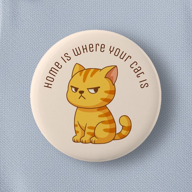 Grinig orange tabbykatt anpassad text beige knapp (Skapare uppladdad)
