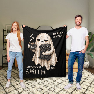 Grinig spök som håller svart Pug Hund Meh Hallowee Fleecefilt