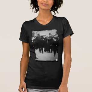 Gripande av en Suffragette i London England c 1910 Tröja