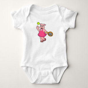 Gris som spelar tennis med tennisracket t shirt